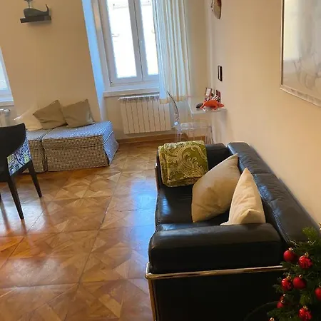 Scalinata Del Teatro Rossetti In Viale Xx Settembre Parcheggio *