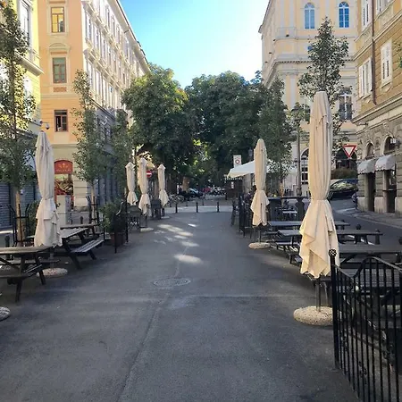 Scalinata Del Teatro Rossetti In Viale Xx Settembre Parcheggio Semesterbostad *