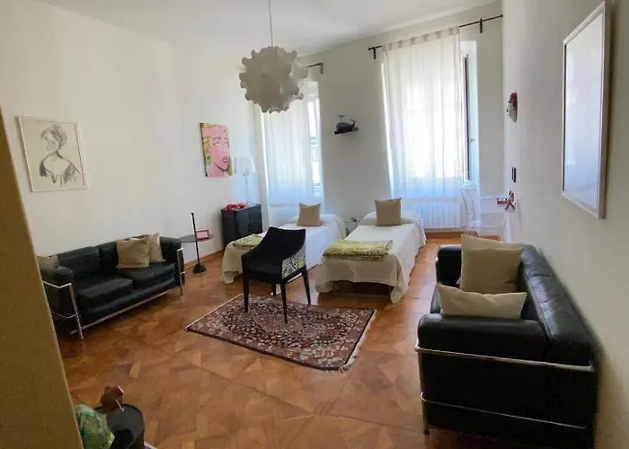 Scalinata Del Teatro Rossetti In Viale Xx Settembre Parcheggio Трієст