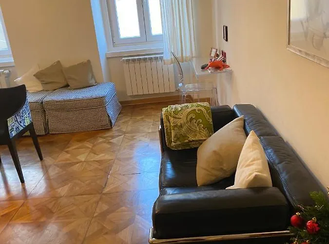 Scalinata Del Teatro Rossetti In Viale Xx Settembre Parcheggio *