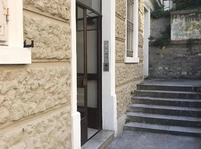 Scalinata Del Teatro Rossetti In Viale Xx Settembre Parcheggio