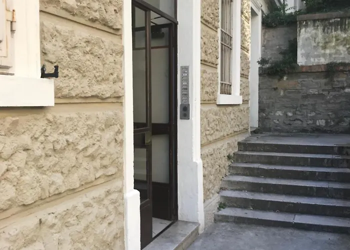 Scalinata Del Teatro Rossetti In Viale Xx Settembre Parcheggio Трієст