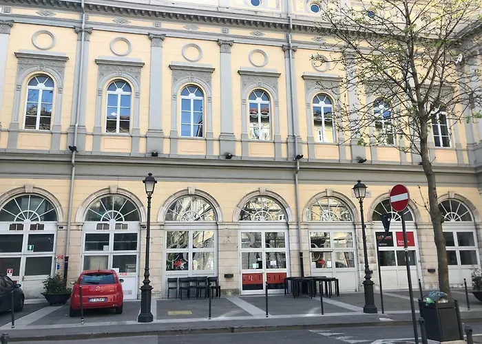 Будинок відпочинку Scalinata Del Teatro Rossetti In Viale Xx Settembre Parcheggio Трієст