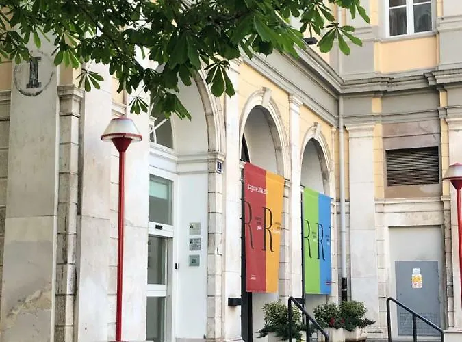 Scalinata Del Teatro Rossetti In Viale Xx Settembre Parcheggio Будинок відпочинку